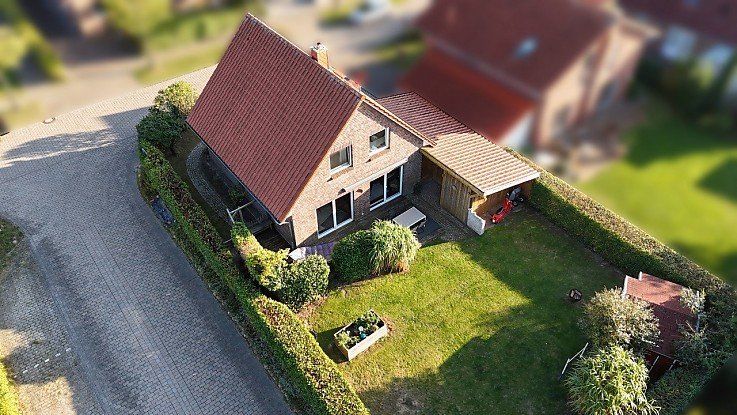 Foto Auch dieses Mal ist es <b>Rosenbauer Immobilien</b> gelungen, ein gepflegtes Einzelhaus in <b>Ratzeburg</b> in k�rzester Zeit zum geforderten Kaufpreis zu vermitteln. Dank unseres �u�erst wirkungsvollen Marketings inklusive professionell aufbereiteter Fotos und eindrucksvoller Drohnenaufnahmen konnten wir die Aufmerksamkeit qualifizierter Kaufinteressenten gezielt auf die Immobilie lenken. Nach nur f�nf Besichtigungen, geb�ndelt an einem einzigen Nachmittag, war das Haus bereits verkauft.
