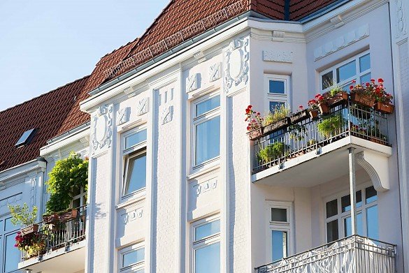 Fassade eines Mehrfamilienhauses