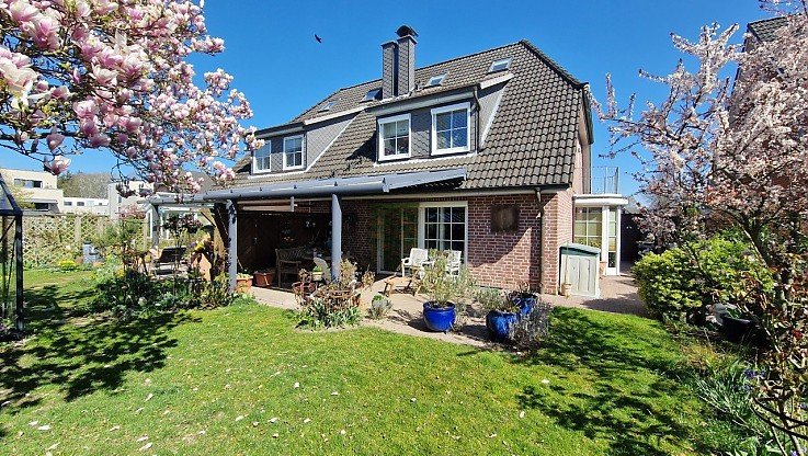 Foto Auch dieses Mal ist es <b>Rosenbauer Immobilien</b> gelungen, eine tolle Doppelhaush�lfte in <b>Bargteheide</b> in k�rzester Zeit zum Wunschpreis der Verk�ufer zu vermitteln. Dank unseres �u�erst wirkungsvollen Marketings inklusive professionell aufbereiteter Fotos und eindrucksvoller Drohnenaufnahmen konnten wir die Aufmerksamkeit qualifizierter Kaufinteressenten gezielt auf die Immobilie lenken. Nach nur zwei Besichtigungen war das Haus bereits verkauft.