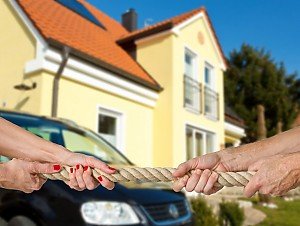 Ehepaar Tauziehen vor Haus