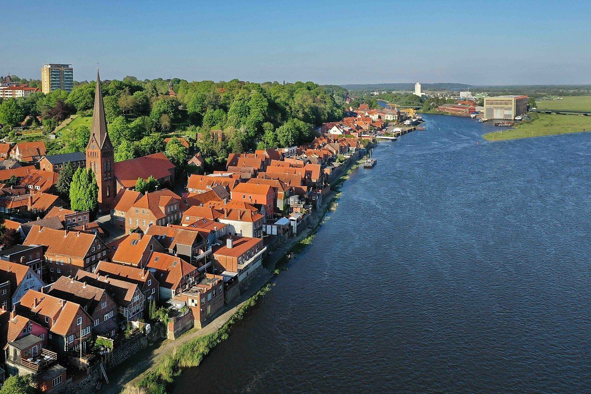 Hausfotos vor Karte mit Grundst�cken