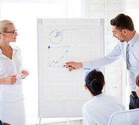 Menschen vor einem Flipchart