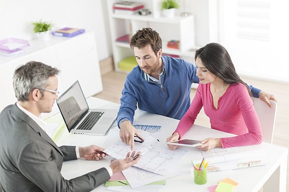 Beratungssituation Berater und Ehepaar