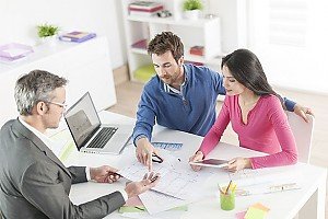 Beratungssituation Berater und Ehepaar