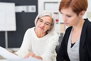 Beratende Situation zwei Frauen