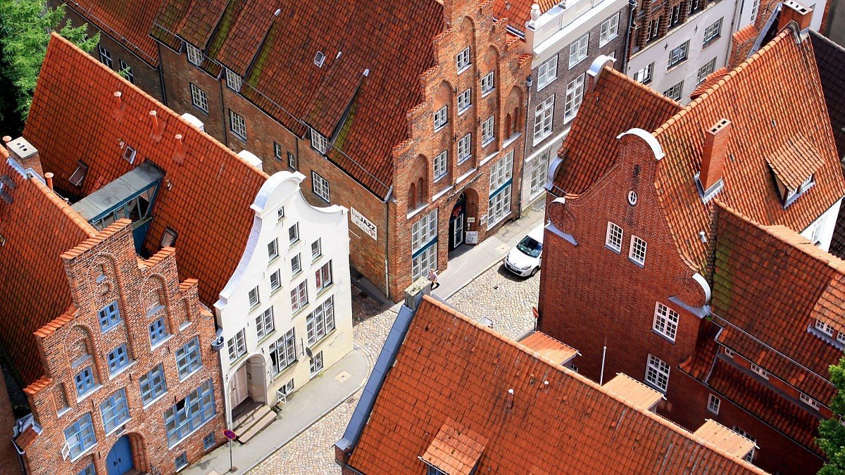 Hausfotos vor Karte mit Grundstücken