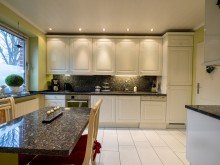 K�che mit Essplatz ANKOMMEN. DURCHATMEN. ZUHAUSE SEIN. REIHENHAUS MIT GARTEN & GARAGE.