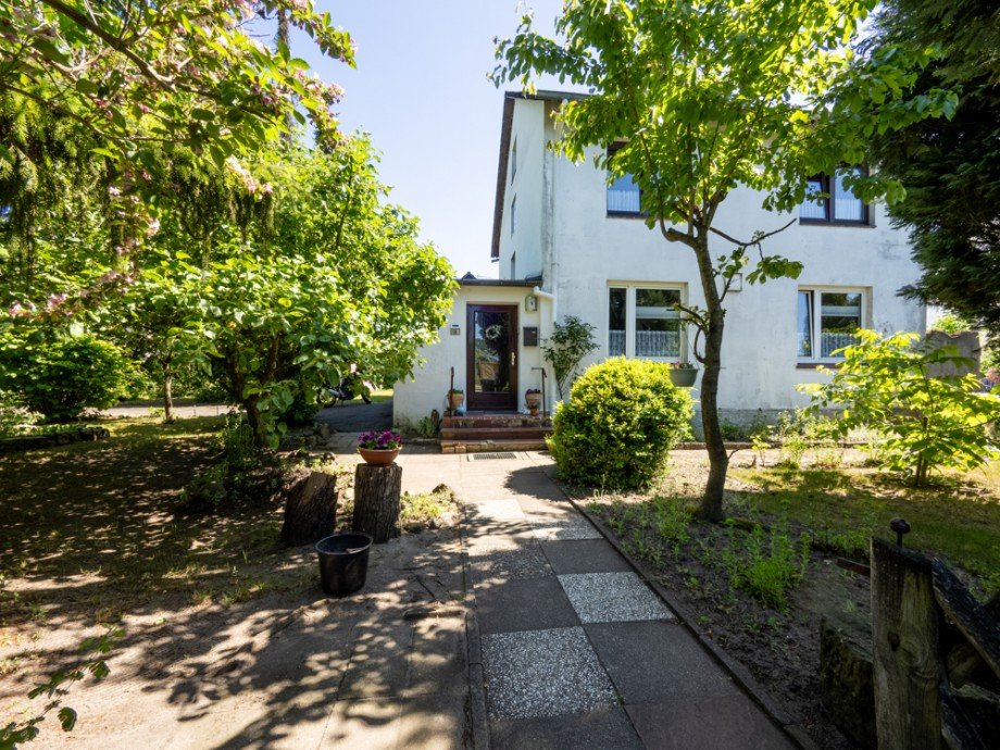Haus und Weg vorne Einfamilienhaus Bargteheide / Timmerhorn