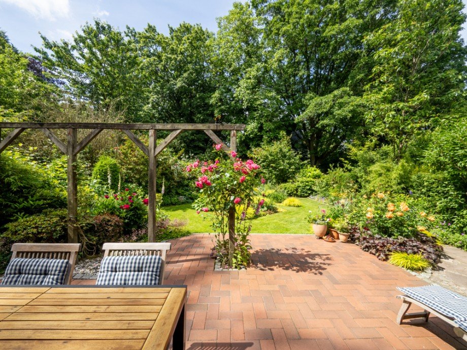 Blick Terrasse Garten Doppelhaush�lfte Bargteheide