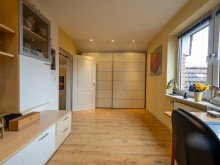 Zimmer Perspektive 2 ANKOMMEN. DURCHATMEN. ZUHAUSE SEIN. REIHENHAUS MIT GARTEN & GARAGE.