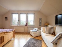 Schlafzimmer Perspektive 2, teilbar ANKOMMEN. DURCHATMEN. ZUHAUSE SEIN. REIHENHAUS MIT GARTEN & GARAGE.