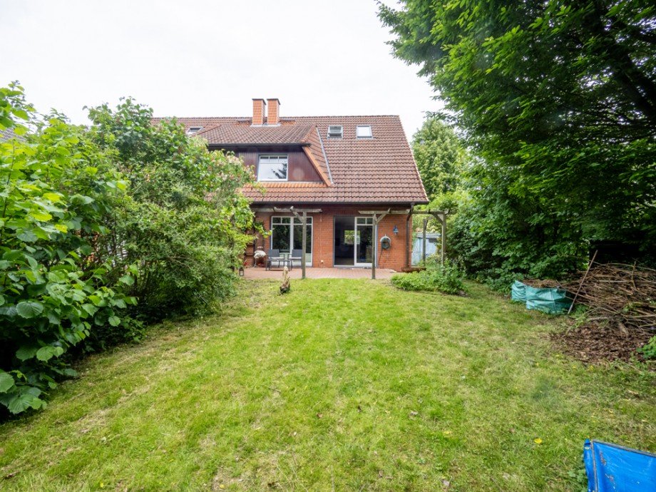 Haus R�ckseite mit Garten Doppelhaush�lfte Bargteheide