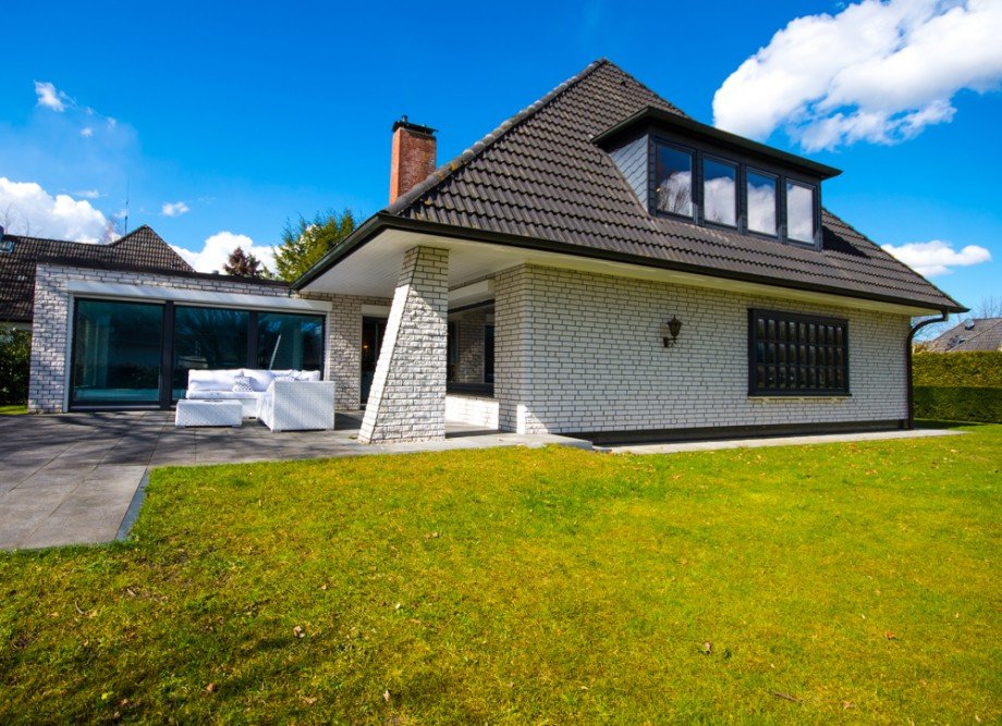 Hausansicht_mit_Terrasse_Schwimmbad Einfamilienhaus Bargteheide