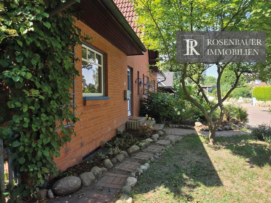 Haus Vorderseite Doppelhaush�lfte Bargteheide
