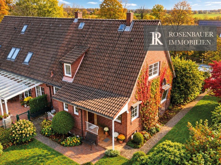 Haus_von_oben_KI_Vorschlag_bei_Sonne Jersbek Doppelhaush�lfte Das perfekte Zuhause f�r Handwerker und Selbermacher! Rotklinker, Feldblick & jede Menge Potenzial.