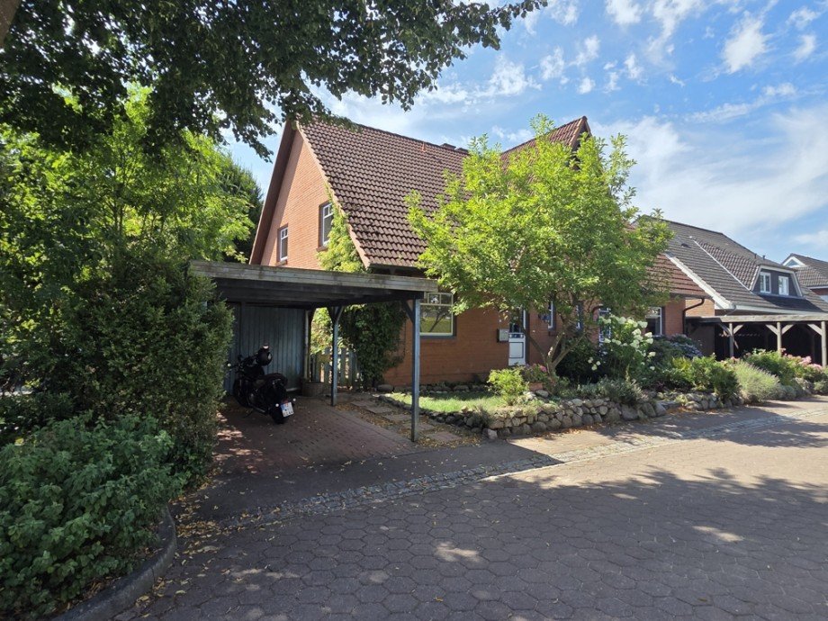 Haus Vorderseite Doppelhaush�lfte Bargteheide