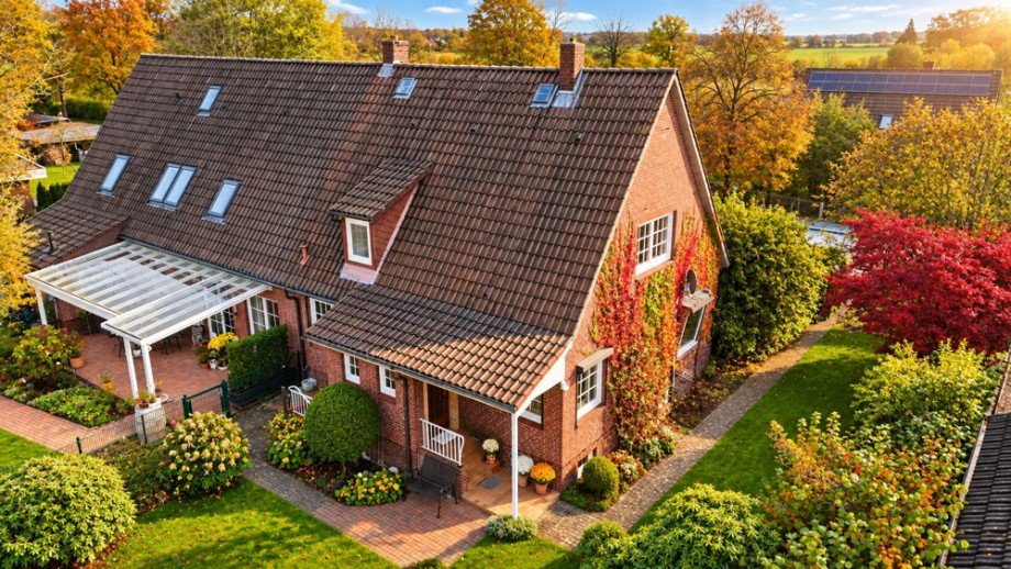 Haus_von_oben_KI_Vorschlag_bei_Sonne Doppelhaush�lfte Jersbek