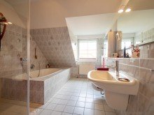 Vollbad ATTRAKTIVES FAMILIENHAUS IN RUHIGER LAGE MIT TOP-ANBINDUNG AN HAMBURG & L�BECK