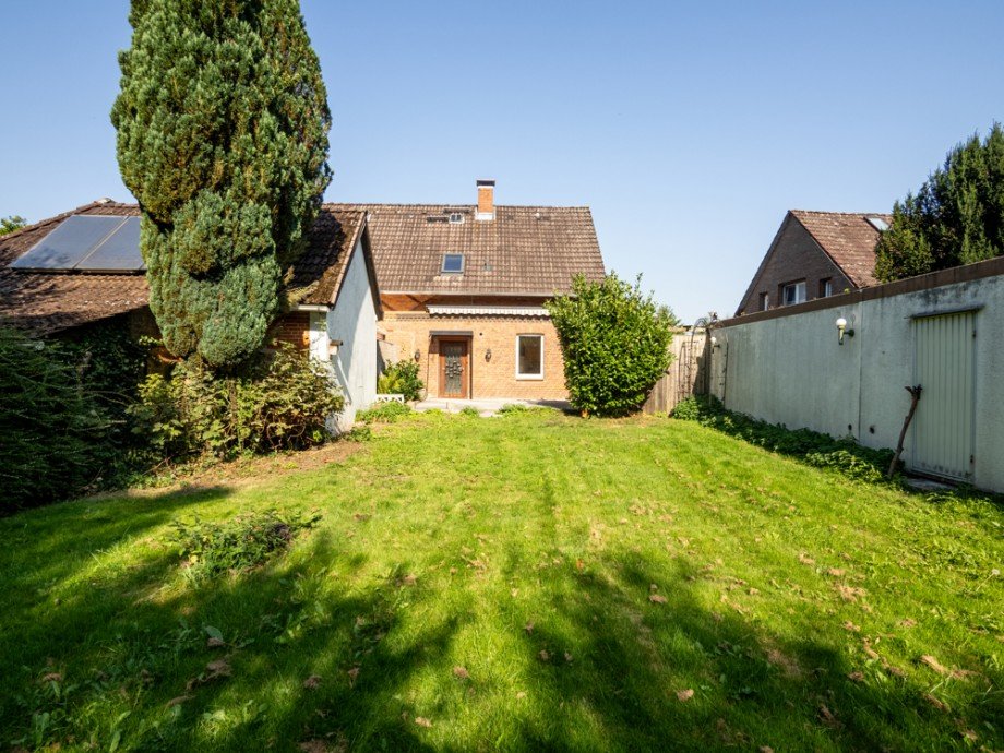 Garten Blick zum Haus Doppelhaush�lfte Bargteheide