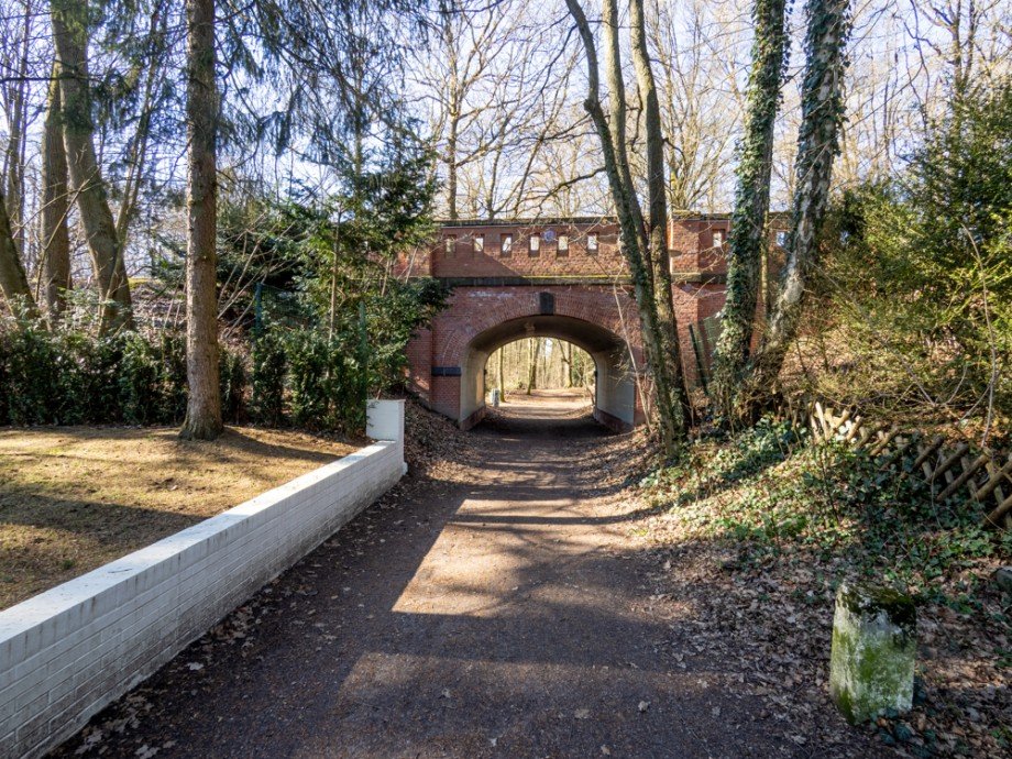 Alte Bahnbr�cke der Waldd�rferbahn Einfamilienhaus Hamburg / Wohldorf-Ohlstedt