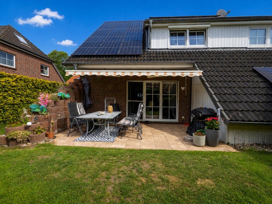 Haus und Terrasse_KI Doppelhaush�lfte Bargfeld-Stegen
