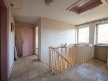 Flur OG BEREIT F�R EIN NEUES KAPITEL: ARCHITEKTENHAUS IN GUTER LAGE.