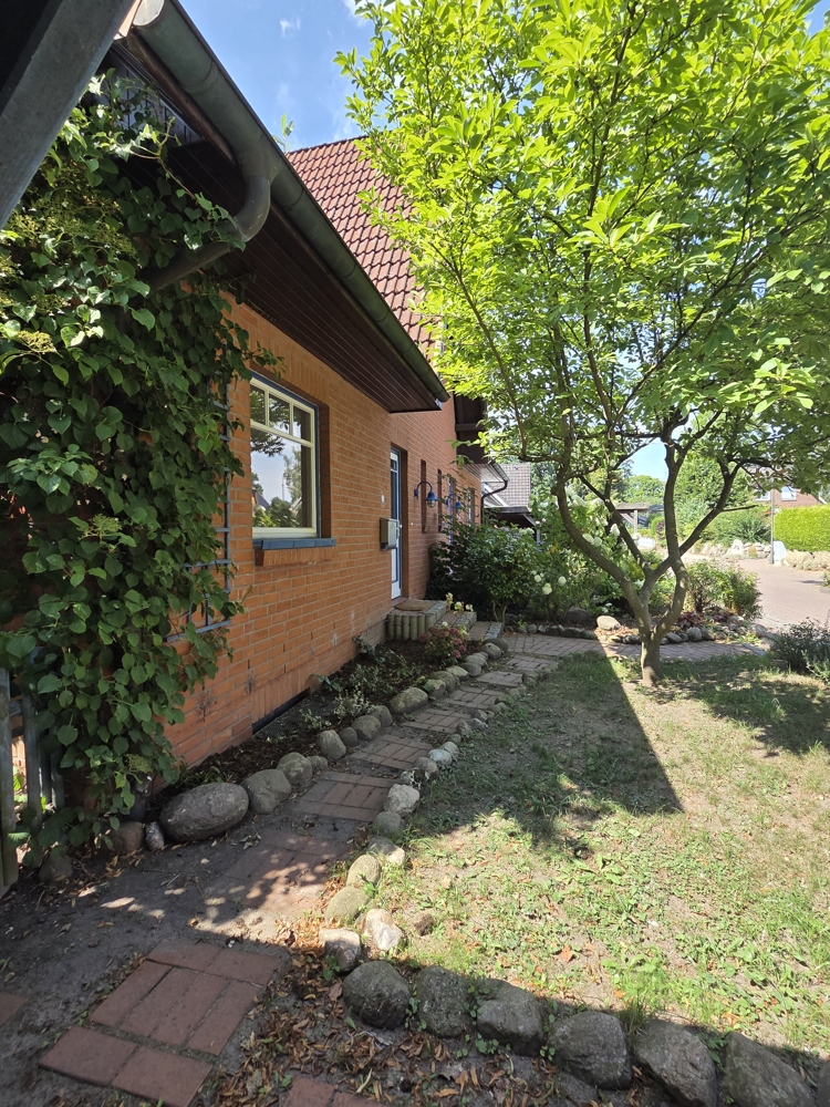 Haus seitliche Perspektive Doppelhaush�lfte Bargteheide