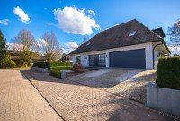 Bild (aefacead307b42e694c22a559295fcb8): EINFAMILIENHAUS MIT GROSSZ�GIGEM RAUMANGEBOT UND PARK�HNLICHEM GRUNDST�CK.