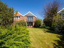 Haus und Garten hinten ANKOMMEN. DURCHATMEN. ZUHAUSE SEIN. REIHENHAUS MIT GARTEN & GARAGE.