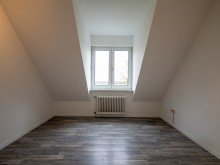 Zimmer 3 CHARMANTE DACHGESCHOSSWOHNUNG IN L�NDLICHER LAGE