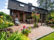 Haus R�ckseite TOP MODERNISIERT, ENERGIEKLASSE A ! - HAUSH�LFTE MIT TRAUMGARTEN.