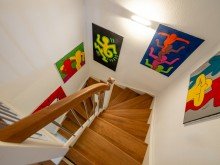 Treppenhaus mit neuer Treppe TOP MODERNISIERT, ENERGIEKLASSE A ! - HAUSH�LFTE MIT TRAUMGARTEN.