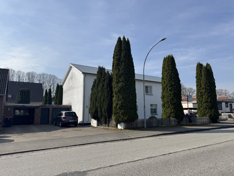 Haus Perspektive von links Mehrfamilienhaus Gro� Kummerfeld