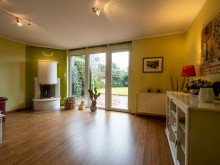 Wohnzimmer ANKOMMEN. DURCHATMEN. ZUHAUSE SEIN. REIHENHAUS MIT GARTEN & GARAGE.