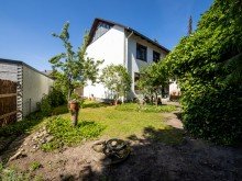 Haus R�ckseite ALTES HAUS. NEUE IDEEN. GROSSES POTENZIAL F�R IHRE FAMILIE.