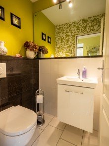 G�ste-WC ANKOMMEN. DURCHATMEN. ZUHAUSE SEIN. REIHENHAUS MIT GARTEN & GARAGE.