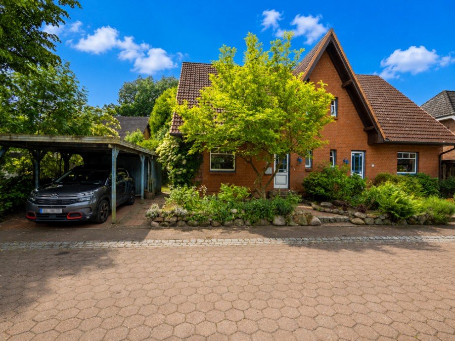 Haus_Frontal_Sonne Doppelhaush�lfte Bargteheide